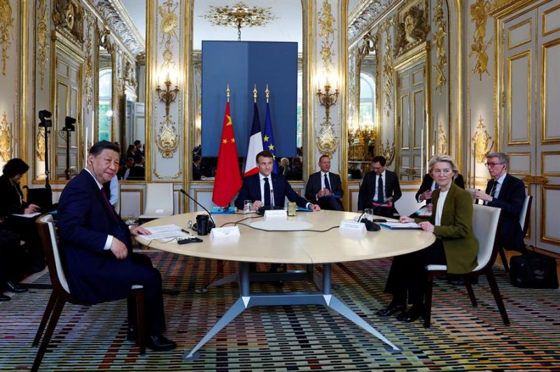 El presidente de Francia, Emmanuel Macron, su homólogo chino, Xi Jinping, y la presidenta de la Comisión Europea (CE), Úrsula von der Leyen. EFE/EPA/GONZALO FUENTES / POOL MAXPPP OUT 01 060524