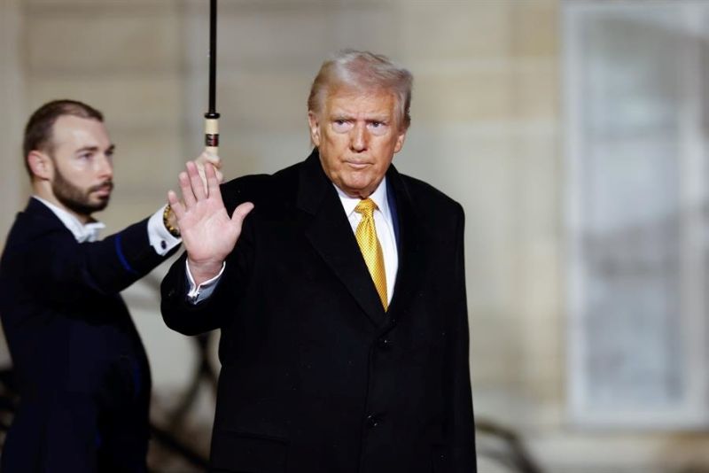 Imagen de archivo del presidente electo de Estados Unidos, Donald Trump, saludando a su salida del Palacio del Elíseo, en París. EFE/EPA/Mohammed Badra 01161224