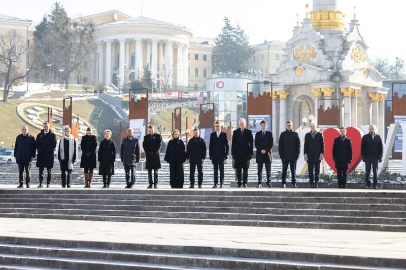 El presidente de Ucrania, Volodímir Zelenski (c), rindió este lunes homenaje a los soldados ucranianos caídos en la guerra con Rusia en un acto celebrado en Kiev  01240225