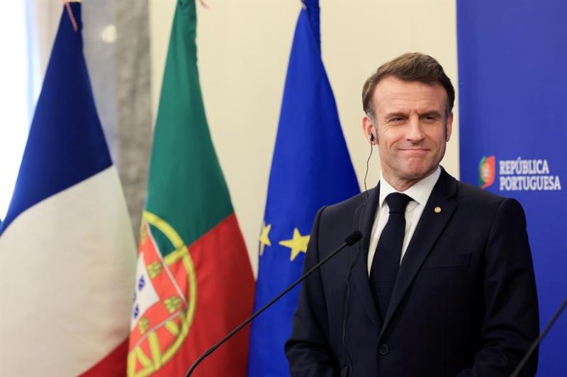 El presidente francés Emmanuel Macron asiste a una conferencia de prensa tras la firma de acuerdos bilaterales con el primer ministro portugués Luis Montenegro (no visto) en el ayuntamiento de Porto, Portugal, el 28 de febrero de 2025. (Francia) EFE/EPA/J