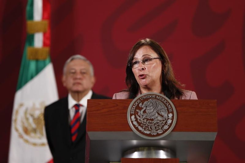 La secretaria de Energía, Rocío Nahle, junto al presidente de México, Andrés Manuel López Obrador (i), ofrece una rueda de prensa matutina en el Palacio Nacional de Ciudad de México (México). 