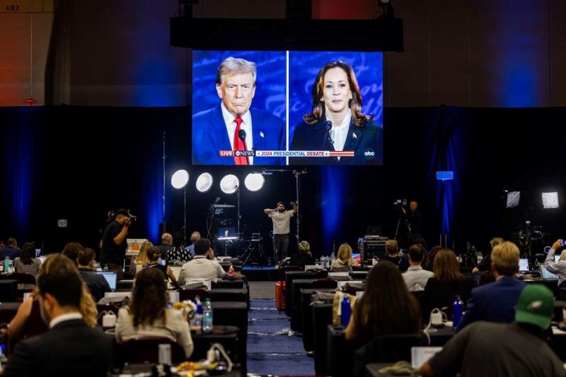 La vicepresidenta y aspirante demócrata, Kamala Harris, y el expresidente republicano Donald Trump durante el debate en Filadelfia. EFE/EPA/JIM LO SCALZO 01071024