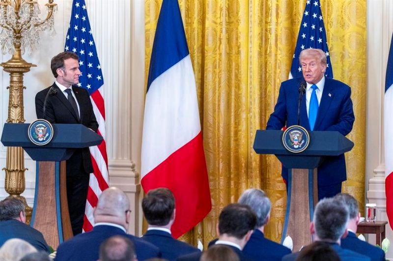 El presidente de EE.UU., Donald Trump, ofrece una conferencia de prensa conjunta con el presidente francés, Emmanuel Macron, en el Salón Este de la Casa Blanca en Washington, D.C., EE. UU., el 24 de febrero de 2025. (Francia) EFE/SHAWN THEW 01250225