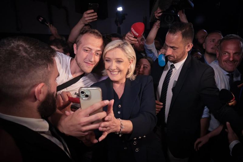 Fotografía tomada de la cuenta oficial de Marine Le Pen X donde se observa a la candidata por el partido Agrupación Nacional con algunos simpatizantes al termino de la jornada de las elecciones francesas. EFE/ Cuenta Oficial Marine Le Pen 01 010724