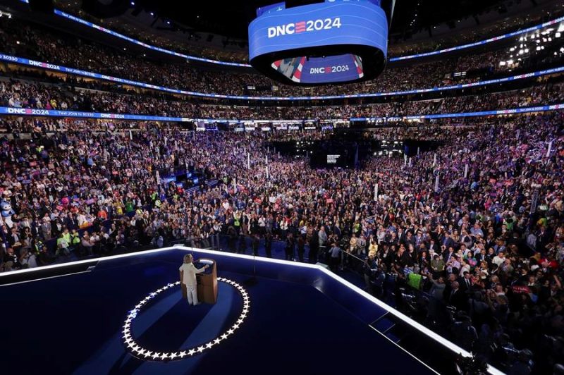 La ex secretaria de Estado de Estados Unidos Hillary Clinton habla durante el primer día de la Convención Nacional Demócrata en el United Center, en Chicago, Illinois, EE.UU., 19 de agosto de 2024. EFE/EPA/Mike Segar / POOL 01 200824