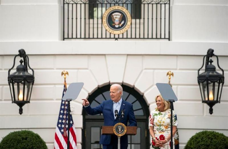 El presidente estadounidense, Joe Biden, habla junto con la primera dama estadounidense, Jill Biden, en la Casa Blanca en Washington, DC (EE.UU.) EFE/Al Drago 01 050624