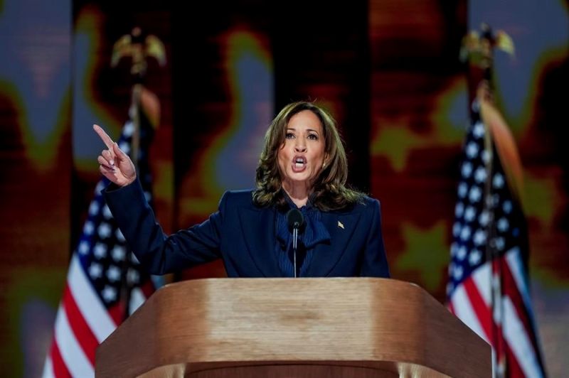 La candidata presidencial demócrata Kamala Harris pronunció su discurso deste jueves en la última noche de la Convención Nacional Demócrata (DNC) en el United Center en Chicago, Illinois, EE.UU. EFE/EPA/WILL OLIVER 01 230824