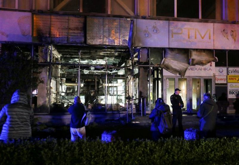 Varias personas miran un edificio dañado por un dron ruso en Kiev, en una imagen de archivo. EFE/EPA/STEPAN FRANKO 01201224