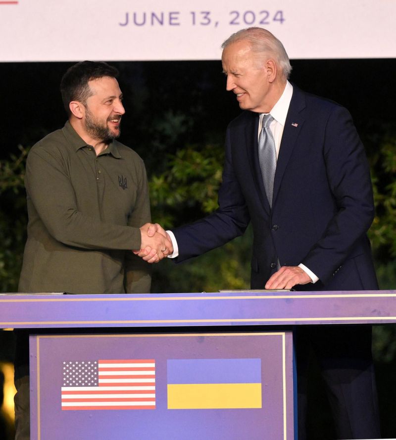 El presidente estadounidense Joe Biden (R) y el presidente ucraniano Volodymyr Zelensky (L) se estrechan la mano después de firmar un acuerdo de seguridad después de una reunión bilateral al margen cumbre del G7 en Savelletri (Brindisi) ), Italia, EFE