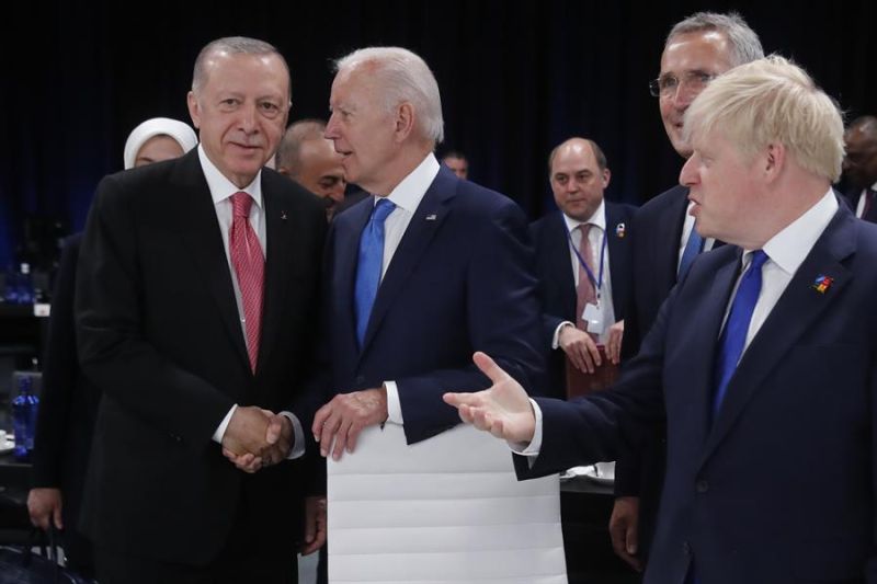 El presidente de Estados Unidos, Joe Biden (c) junto con el presidente turco, Recep Tayyip Erdogan (i) y el primer ministro británico, Boris Johnson (d) durante la primera jornada de la cumbre de la OTAN este miércoles en el  recinto de Ifema, en Madrid.