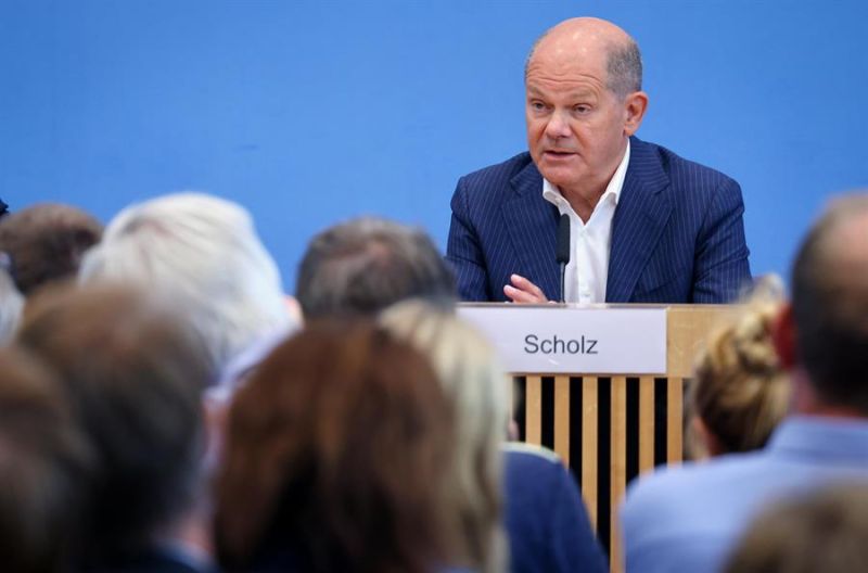 El canciller alemán Olaf Scholz habla sobre cuestiones de política interior y exterior durante la conferencia de prensa anual de verano en Berlín, Alemania, el 24 de julio de 2024. (Alemania) EFE/EPA/HANNIBAL HANSCHKE 01 250724