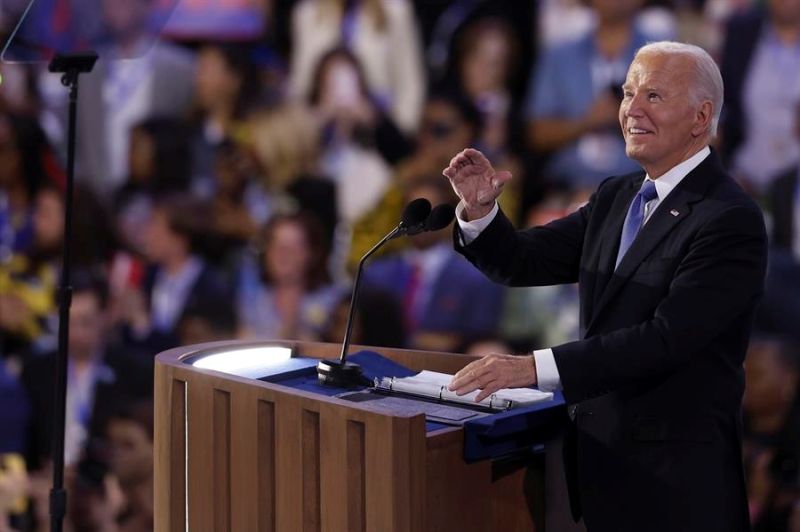 El presidente de Estados Unidos, Joe Biden, sube al escenario durante la noche inaugural de la Convención Nacional Demócrata (DNC) en el United Center de Chicago, Illinois. EFE/EPA/CAROLINE BREHMAN 01 200824