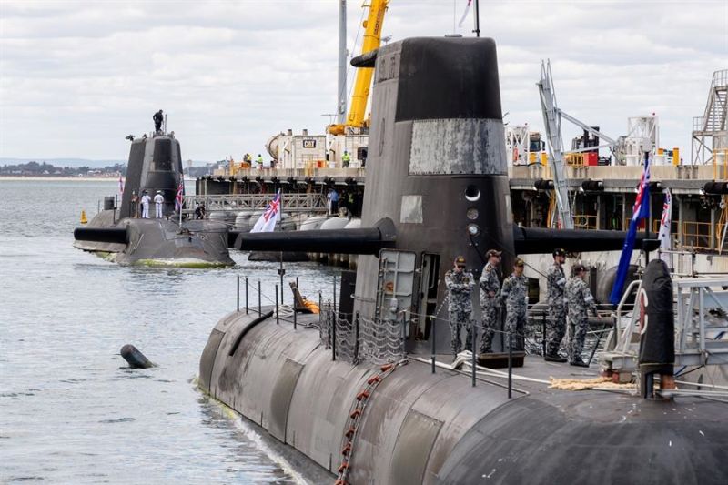 Fotografía de archivo de un submarino australiano de clase Collins (frente) y un submarino nuclear británico (detrás) en un puerto de la ciudad de Perth, oeste de Australia.  EFE/EPA/RICHARD W 01 180924