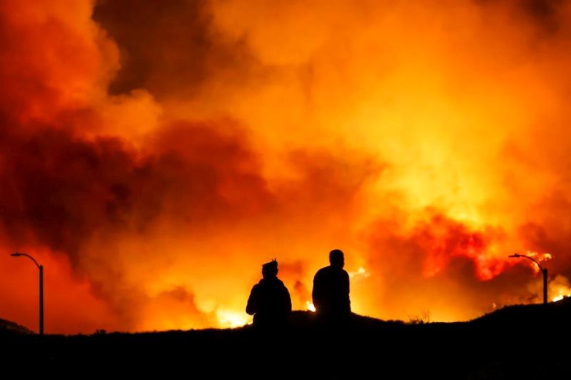 Imagen reciente de los incendios en Santa Clarita (California), en EEUU. EFE/EPA/TED SOQUI 01290125