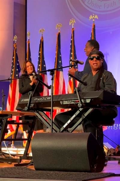 Fotografía tomada de la cuenta en X de la vicepresidenta de Estados Unidos y candidata demócrata a la Casa Blanca, Kamala Harris, del músico estadounidense Stevie Wonder (d) cantando cumpleaños feliz en iglesia de Jonesboro, Georgia (EE.UU.). EFE/ @kamala