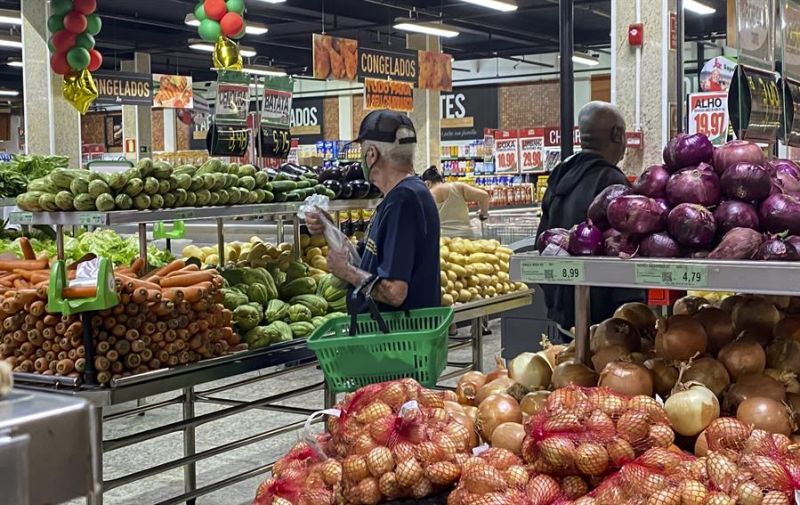 Personas compran productos en un mercado en Río de Janeiro (Brasil), en una fotografía de archivo. 01 100923