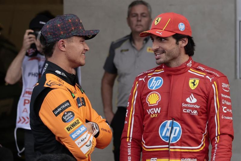 Los pilotos Carlos Sainz (d) de Ferrari y Lando Norris de McLaren. Ambas escuderías se juegan el Mundial de Constructores de Fórmula Uno, en la última carrera, en Abu Dabi. EFE/José Méndez