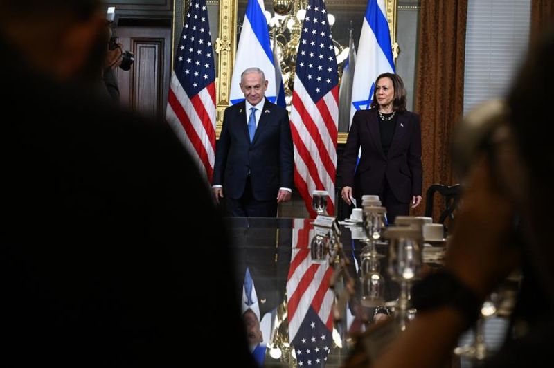 El primer Ministro de Israel, Benjamin Netanyahu (i), se reúne con la vicepresidenta estadounidense, Kamala Harris (d), en el complejo de la Casa Blanca en Washington, DC , 25 de julio de 2024. EFE/KENNY HOLSTON / POOL 01 260724