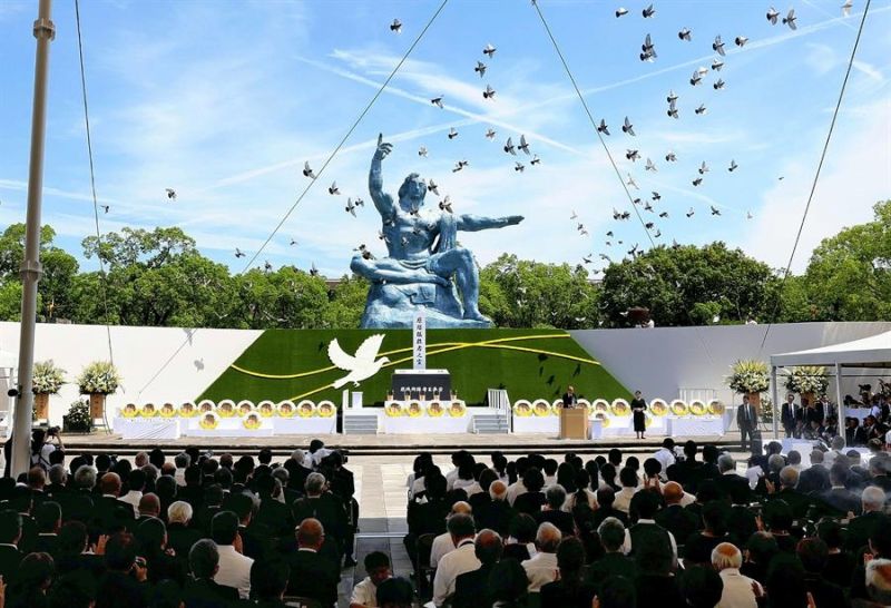 Las palomas vuelan sobre la Estatua de la Paz durante la Ceremonia Conmemorativa del 79 aniversario del bombardeo atómico, en el Parque de la Paz de Nagasaki, en Nagasaki, Japón, el 9 de agosto de 2024. EFE/EPA/JIJI PRESS JAPAN 01 090824