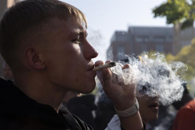 Fotografía de archivo del 20 de abril de 2023 de una persona que fuma marihuana durante el 4/20 o Día de la Hierba, en Washington Square Park, en Nueva York (EE.UU.). EFE/EPA/Sarah Yenesel 01 230524