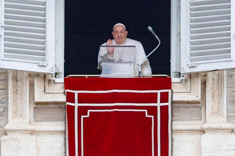 El papa Francisco dirige la oración del Angelus, la oración tradicional del domingo, desde la ventana de su oficina con vista a la Plaza de San Pedro, en el Vaticano, 19 de enero de 2025. (Papá)  EFE/EPA/FABIO FRUSTACI 01200125