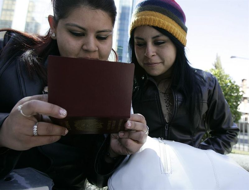 El costo de los visados de turismo y de negocios (B1/B2s y BCC) y de estudiantes e intercambio pasará de 160 dólares a 185 dólares. Fotografía de archivo. EFE/Martín Alipaz 01 280323