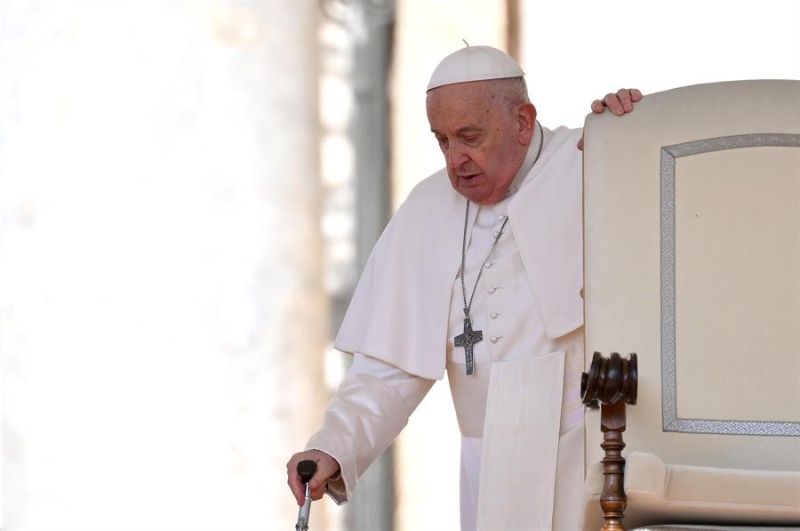 El papa Francisco llega para dirigir la audiencia general semanal en la Plaza de San Pedro, Ciudad del Vaticano, el 20 de marzo de 2024. EFE/EPA/ETTORE FERRARI 01 200324