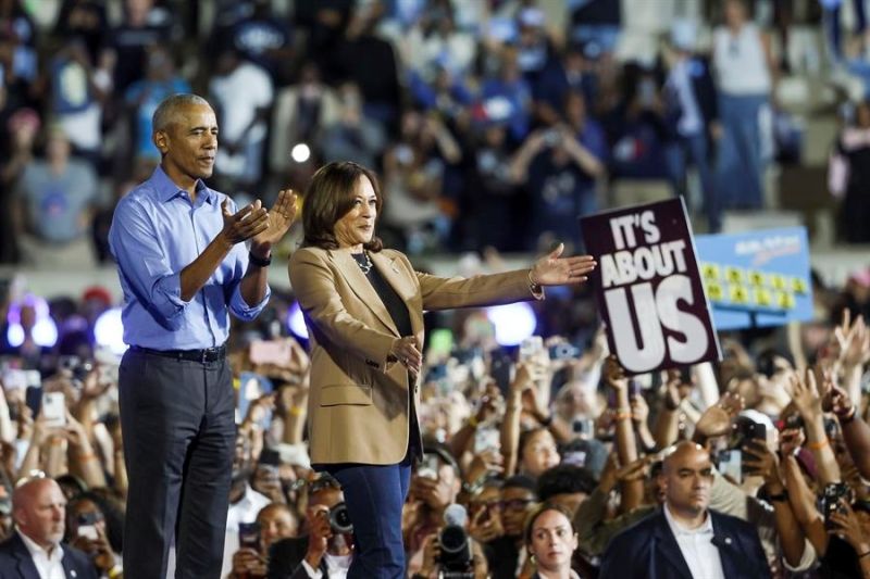 El expresidente estadounidense Barack Obama hace campaña con la candidata presidencial demócrata, la vicepresidenta estadounidense Kamala Harris, en el estadio James R. Hallford en Clarkston, Georgia, EE.UU. EFE/EPA/ERIK S. LESSER 01251024