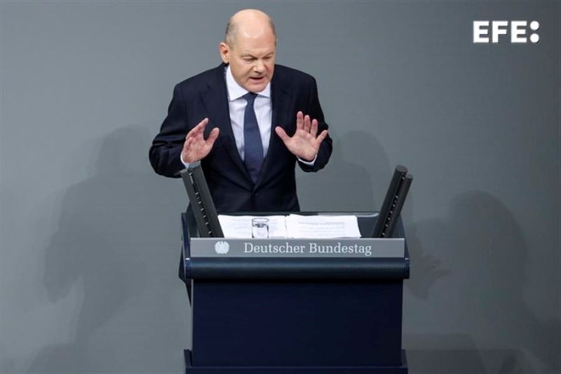 El canciller alemán Olaf Scholz pronuncia un discurso en la reunión del Bundestag alemán sobre la moción de confianza en el canciller, en Berlín, Alemania, 16 de diciembre de 2024. Scholz ha presentado una moción para un voto de confianza en el Bundestag 