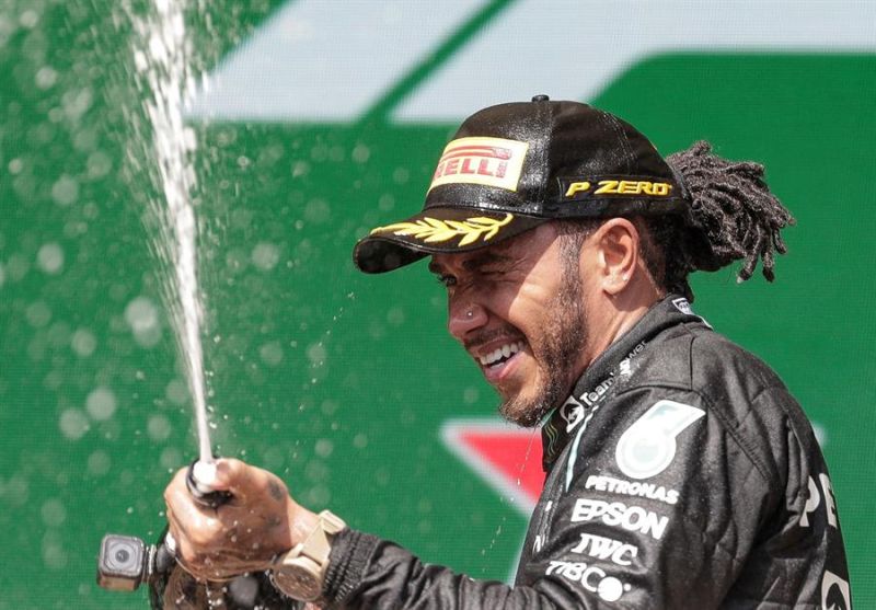 El británico Lewis Hamilton de Mercedes celebra el triunfo ayer, en el Gran Premio de Fórmula Uno de Sao Paulo en el Autódromo José Carlos Pace en Sao Paulo (Brasil). 01- 151121