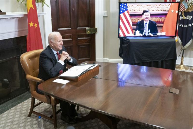 El presidente de los Estados Unidos, Joe Biden, habla con el presidente chino, Xi Jinping, en una fotografía de archivo. EFE/EPA/SARAH SILBIGER/POOL 01 220623