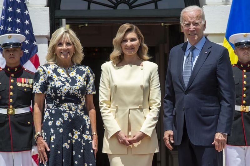 La primera dama de EE.UU., Jill Biden (I), Olena Zelenska, esposa del presidente de Ucrania, Volodímir Zelenski y el mandatario de EE.UU., Joe Biden. 01 200722