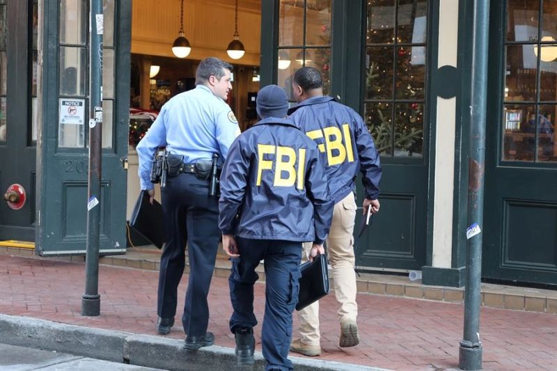 Agentes del FBI investigan la zona donde se llevó a cabo un atentado en Nueva Orleans (Estados Unidos). EFE/ Octavio Guzmán 01030125