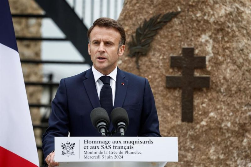 El presidente de Francia, Emmanuel Macron, rinde homenaje en la localidad francesa de Plumelec a los soldados extranjeros y a los resistentes franceses que lucharon contra la ocupación nazi, en 80 aniversario del Desembarco de Normandía. EFE 01 050624