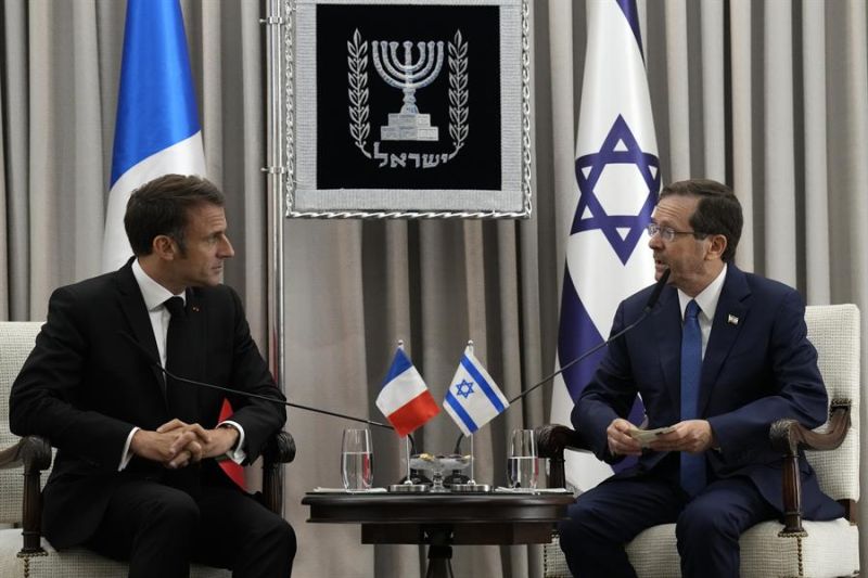 El presidente de Francia, Emmanuel Macron, y su homólogo israelí, Isaac Herzog. EFE/EPA/CHRISTOPHE ENA / POOL MAXPPP OUT 01 241023