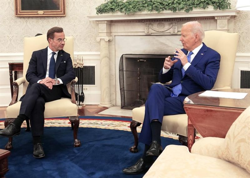 El presidente de EE.UU., Joe Biden (d), habla con el primer ministro de Suecia, Ulf Kristersson (i), este 5 de julio de 2023, en el DespachoOval de la Casa Blanca, en Washington. EFE/Chris Kleponis/Pool 01 060723