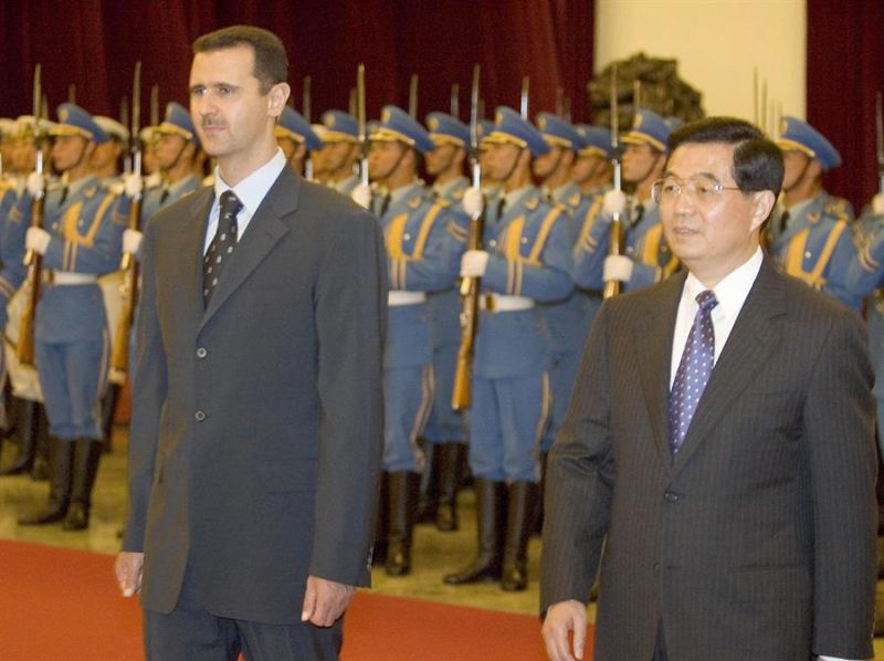 El presidente sirio, Bachar al Asad (izq.), y el entonces presidente chino, Hu Jintao, en el Gran Palacio del Pueblo en Pekín, en junio de 2004. EFE/epa/ADRIAN BRADSHAW