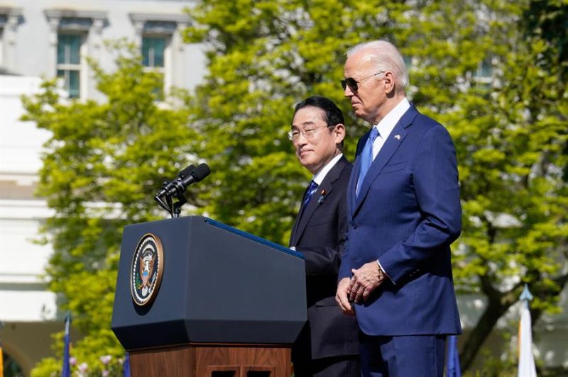 Foto del presidente de EE.UU., Joe Biden (d), y el primer ministro japonés, Fumio Kishida (i), durante una ceremonia en la Casa Blanca, en Washington (Estados Unidos). EFE/Yuri Gripas 01 110424