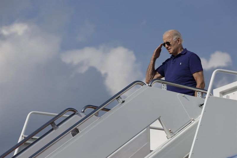 Fotografía tomada el pasado 26 de agosto en la que se registró al presidente de Estados Unidos, Joe Biden, al bajarse del avión presidencial Air Force One, en Maryland (EE.UU.)  01 300822