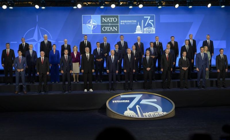 Jefes de Estado y de Gobierno de la OTAN posan para una foto, este miércoles en el Centro de Convenciones Walter E. Washington, en Washington (Estados Unidos). EFE/ Lenin Nolly 01 110724