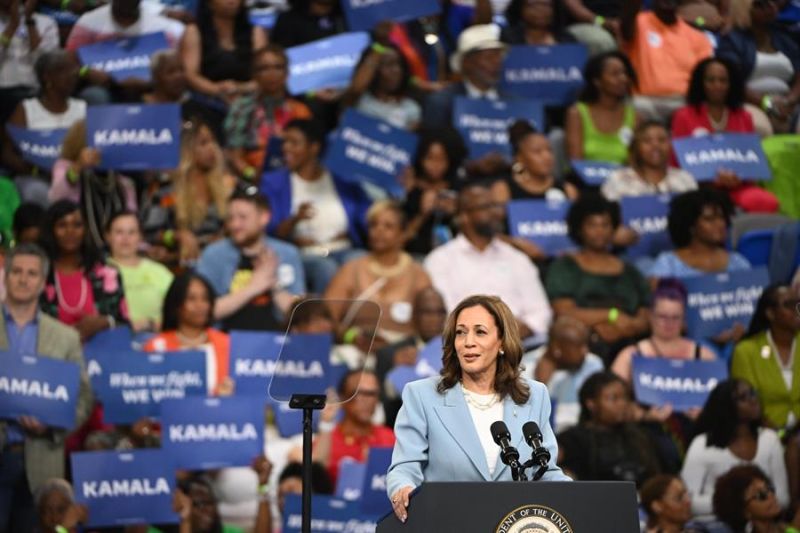 La vicepresidenta estadounidense, Kamala Harris, habla durante un mitin de campaña en el Georgia State Convocation Center, en Atlanta, este 30 de julio de 2024. EFE/EPA/Edward M. Pio Roda 01 310724