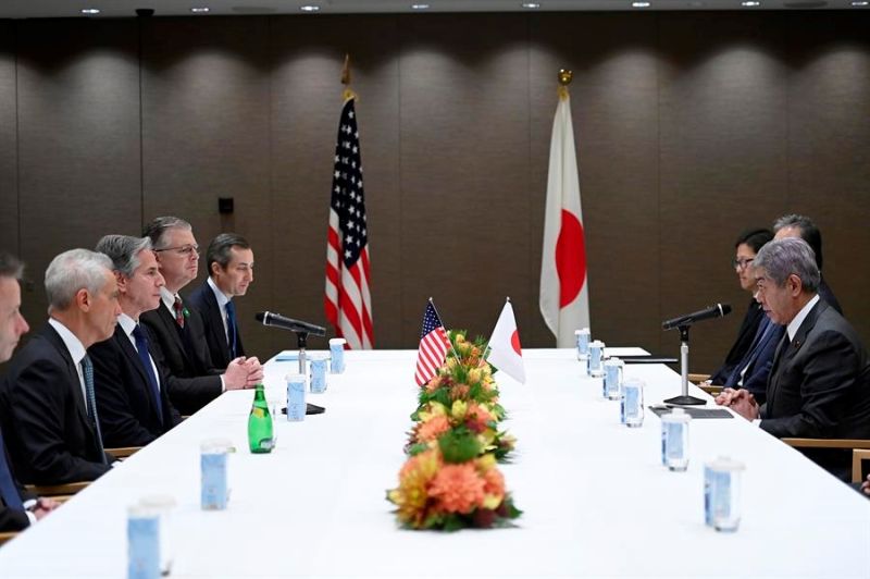 El secretario de Estado de Estados Unidos, Antony Blinken (centro-izq.), asiste a una reunión con el ministro de Asuntos Exteriores de Japón, Takeshi Iwaya (der.), en Tokio. EFE/EPA/David Mareuil / POOL 01070125