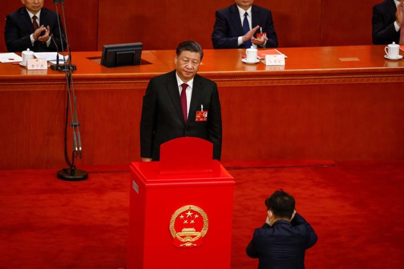 El presidente chino, Xi Jinping, durante la Tercera Sesión Plenaria de la Asamblea Popular Nacional (APN) este viernes en el Gran Salón del Pueblo, en Pekín. EFE/EPA/MARK R. CRISTINO / POOL 01 100323