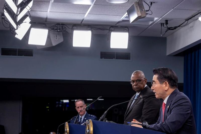 El secretario de Defensa de Estados Unidos, Lloyd Austin (centro), observa mientras el ministro de Defensa de Corea del Sur, Kim Yong Hyun (derecha), pronuncia comentarios durante una conferencia de prensa conjunta en el Pentágono en Arlington, Virginia, 