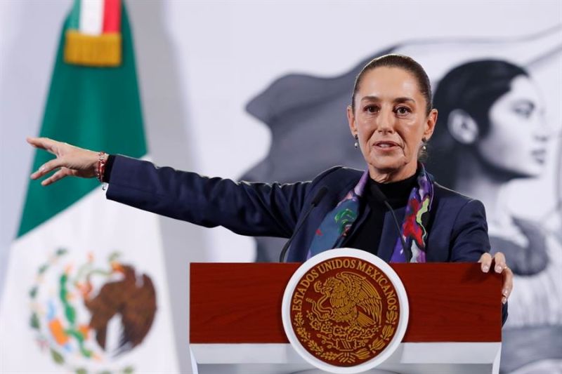 La presidenta de México, Claudia Sheinbaum, habla durante una rueda de prensa este jueves, en Palacio Nacional de la Ciudad de México (México). EFE/ Mario Guzmán 01061224