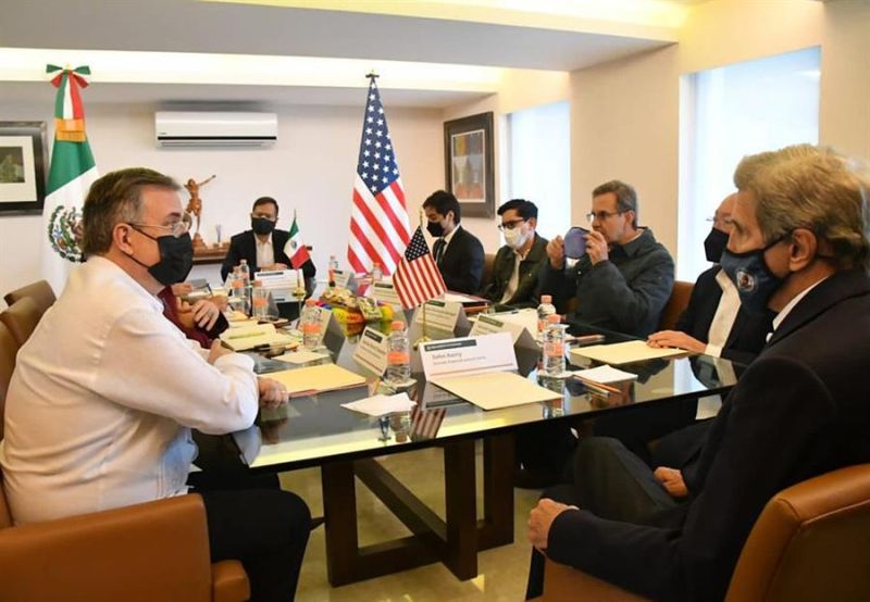 Fotografía cedida hoy, por Secretaria de Relaciones Exteriores, del asesor del presidente de los Estados Unidos en materia de clima John Kerry (d) el canciller Marcelo Ebrard (i) durante su llegada a la Ciudad de México. 