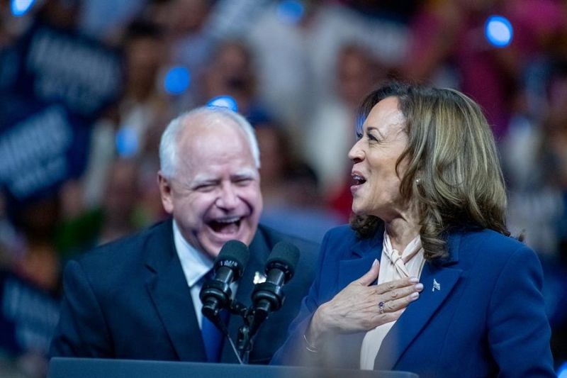 La candidata presidencial demócrata a la vicepresidenta de Estados Unidos, Kamala Harris, celebra un mitin de campaña con el candidato demócrata a la vicepresidencia, Tim Walz 01 070824