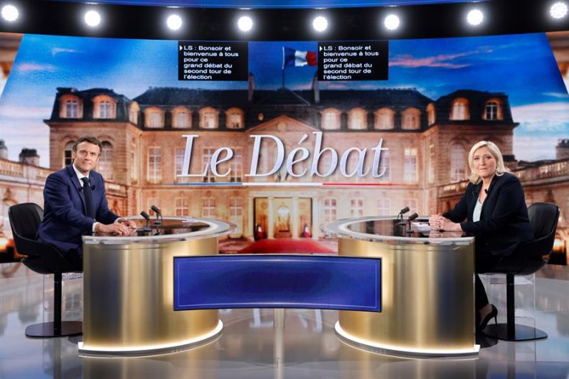 El candidato a la reelección de la presidencia francesa, Emmanuel Macron, y la ultraderechista Marine Le Pen, en el debate electoral que protagonizaron en televisión el pasado miércoles.