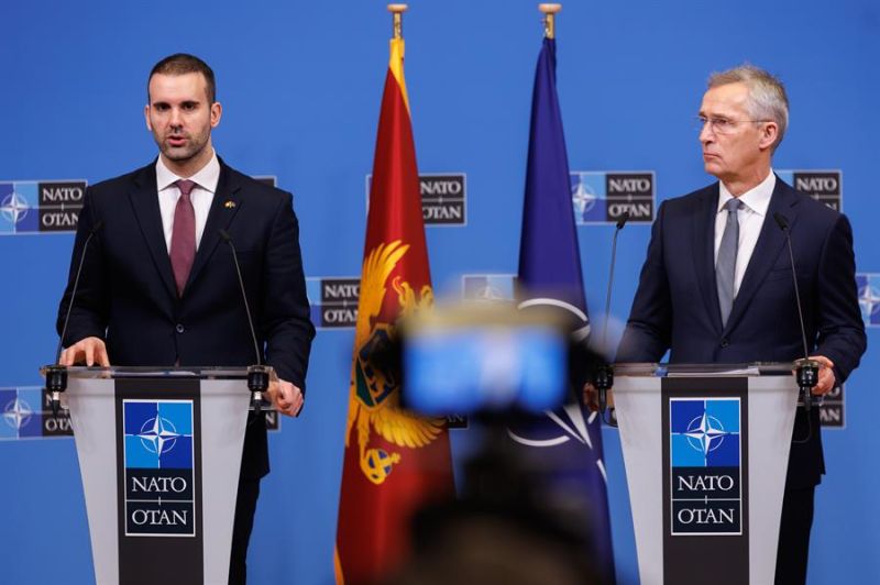 El secretario general de la OTAN, Jens Stoltenberg (D) y el primer ministro de Montentegro, Milojko Spajić (I), hoy en la sede de la alianza Atlántica. EFE/EPA/OLIVIER MATTHYS 01 260124