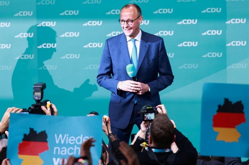 El conservador Friedrich Merz, de la Unión Cristianodemócrata (CDU), durante un acto electoral en Berlín, el 23 de febrero de 2025. EFE/EPA/HANNIBAL HANSCHKE 01240225